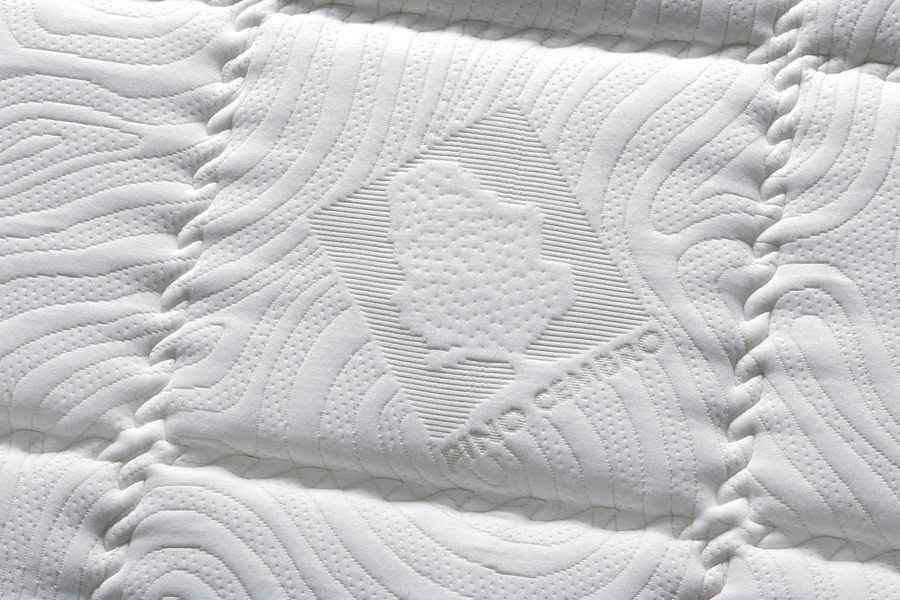 Dettaglio coprimaterasso Pino Cembro