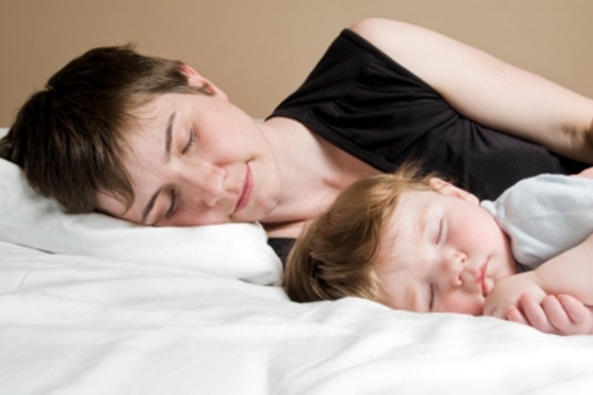 Co-Sleeping: Perché Dormire Vicino al Bambino