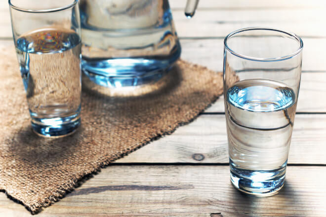 Bere acqua prima di dormire? Una sana e riposante abitudine!